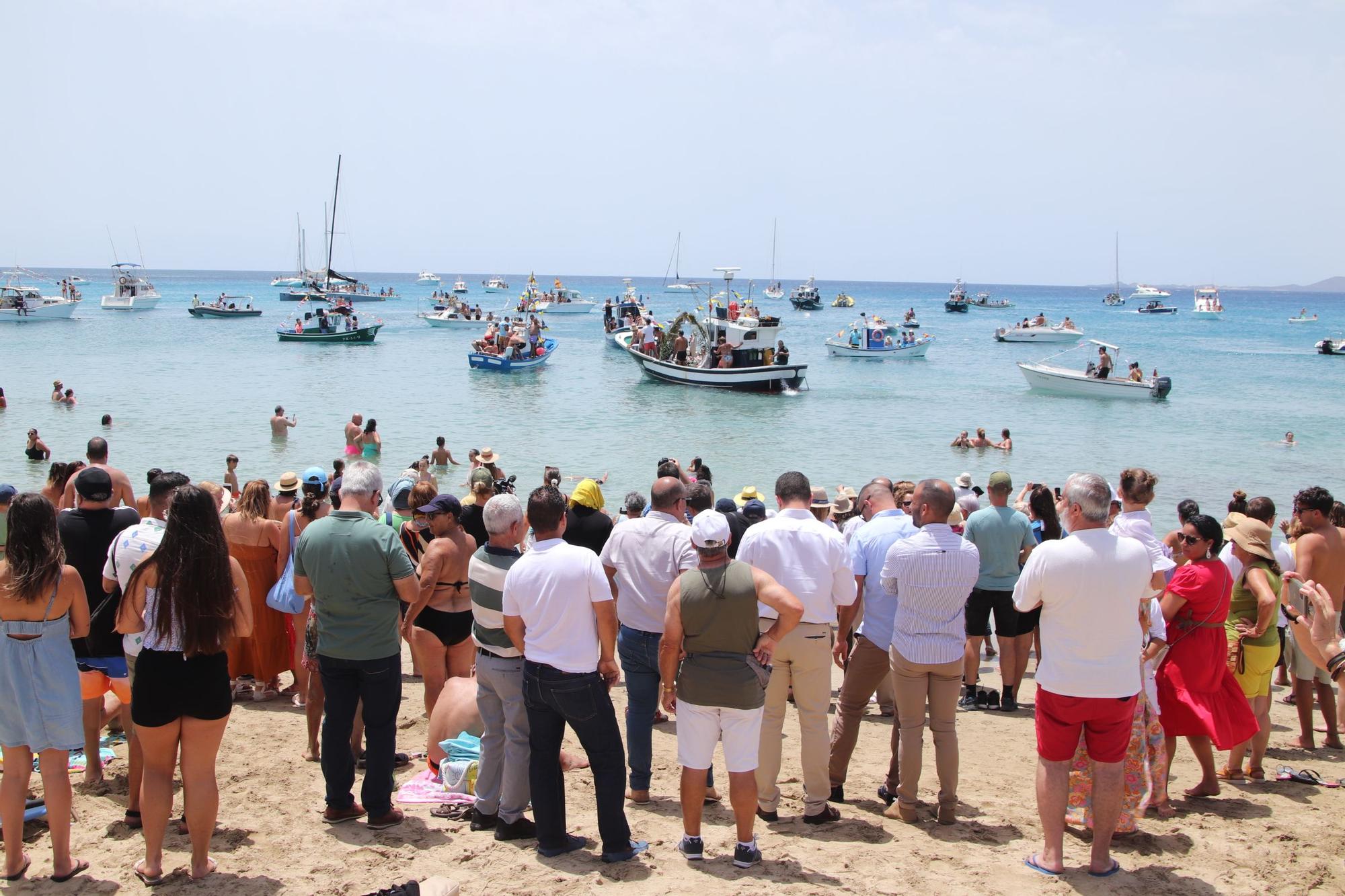 Procesión marítima y terrestre de la Virgen del Carmen en Playa Blanca