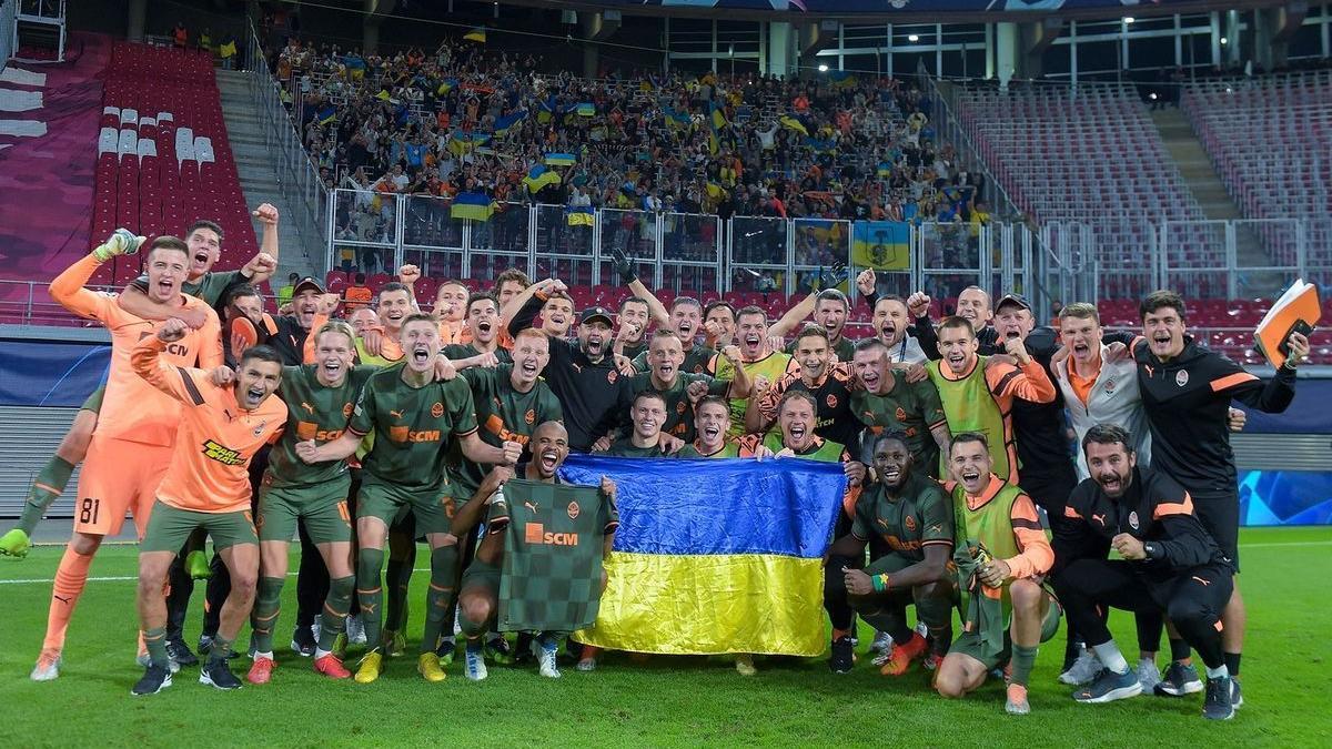 Los jugadores del Shakhtar celebran el triunfo sobre el Leipzig en Champions.