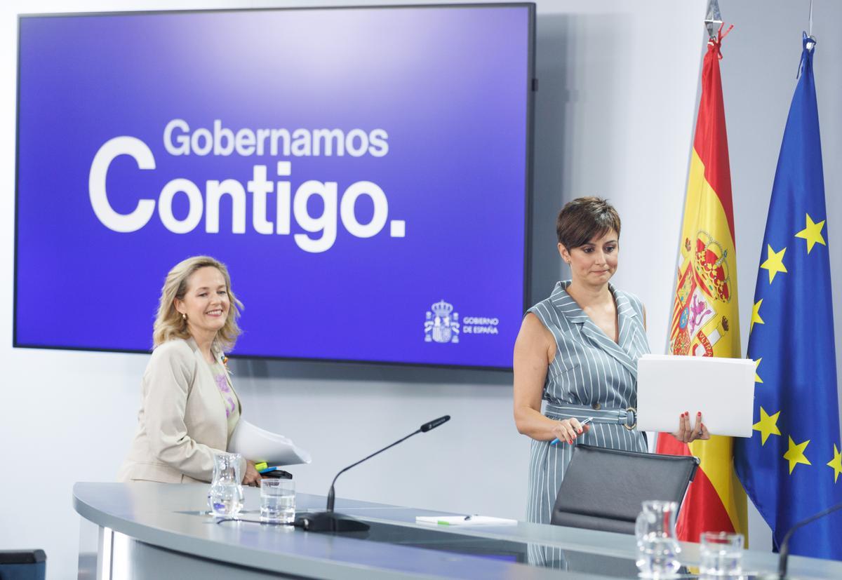 La ministra de Política Territorial y portavoz del Gobierno, Isabel Rodríguez, y la vicepresidenta primera y ministra de Asuntos Económicos y Transformación Digital, Nadia Calviño, en el Consejo de Ministros