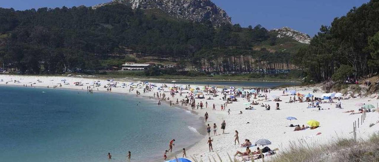 La playa de Rodas, en Cíes, llena de bañistas