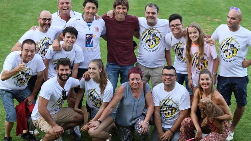 Patxi Salinas posa junto a su hermano Julio con familiares y amigos tras el partido disputado ayer en Peralada (Girona). // Seoane