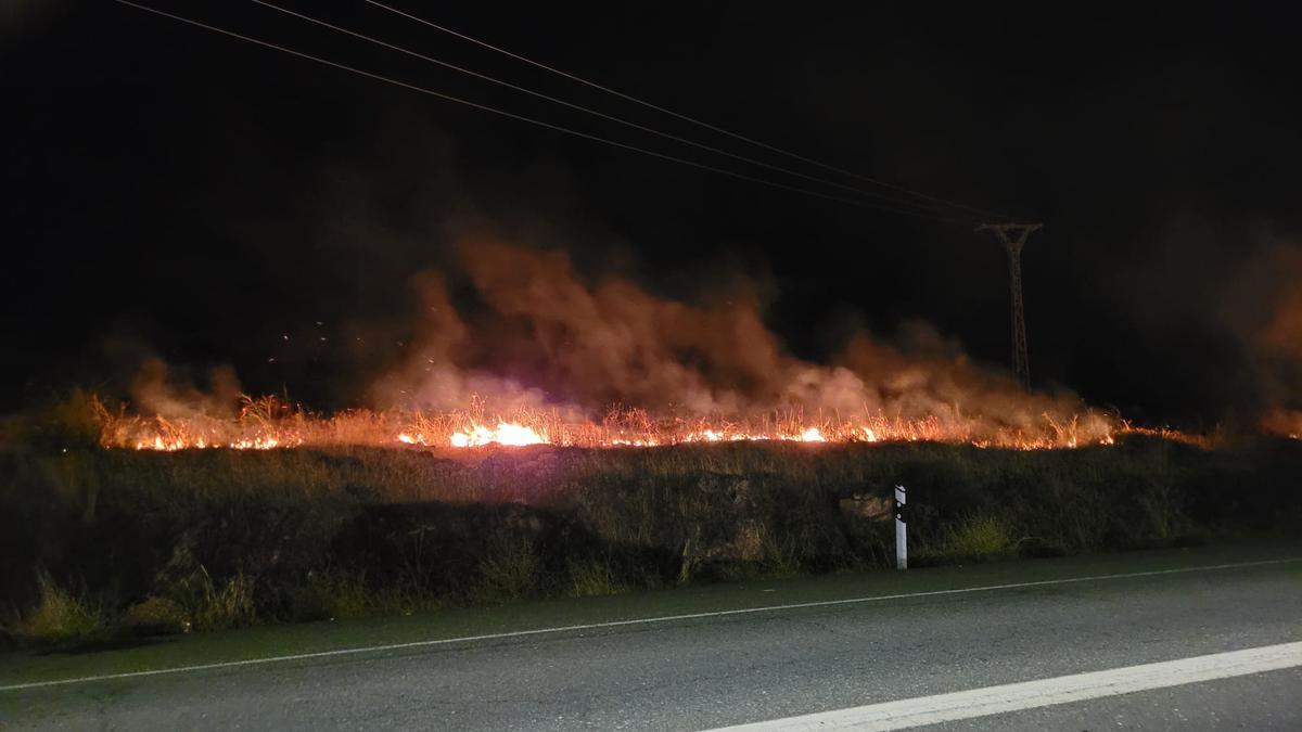 Resto de llamas en las inmediaciones de la carretera de acceso a La Cañada.