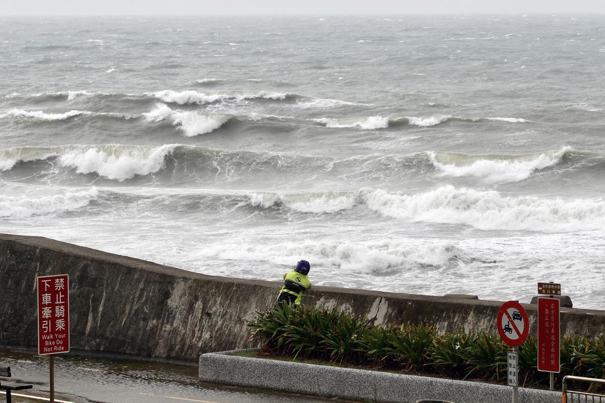 New Taipei City (Taiwan), 12/09/2022.- A person takes a photo of waves next to a sea wall as Typhoon Muifa moves closer to Taiwan, in New Taipei city, Taiwan, 12 September 2022. Typhoon Muifa on 12 September was located north east of Taiwan, packing with maximum sustained winds of 38 meters per second, with gusts of up to 48 meters per second and moving north at a speed of 9 km per hour according to Central Weather Bureau. EFE/EPA/RITCHIE B. TONGO