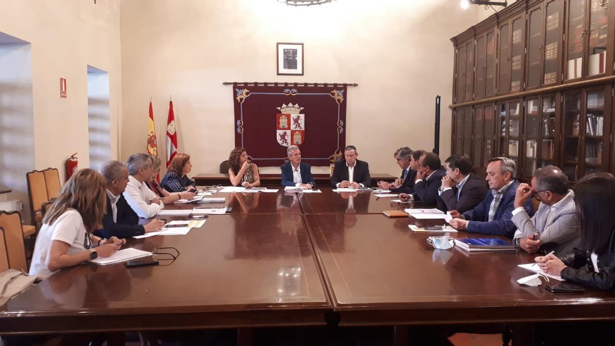 Reunión en la Delegación Territorial de Ávila celebrada este martes.