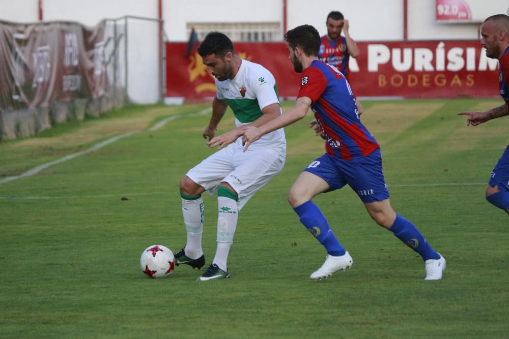 El Elche gana el XXXI Trofeo Vinos de Yecla en la tanda de penaltis.