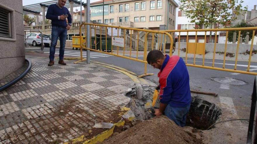 Las obras comenzaron ayer junto a la rotonda próxima al consistorio. // Bernabé/Gutier