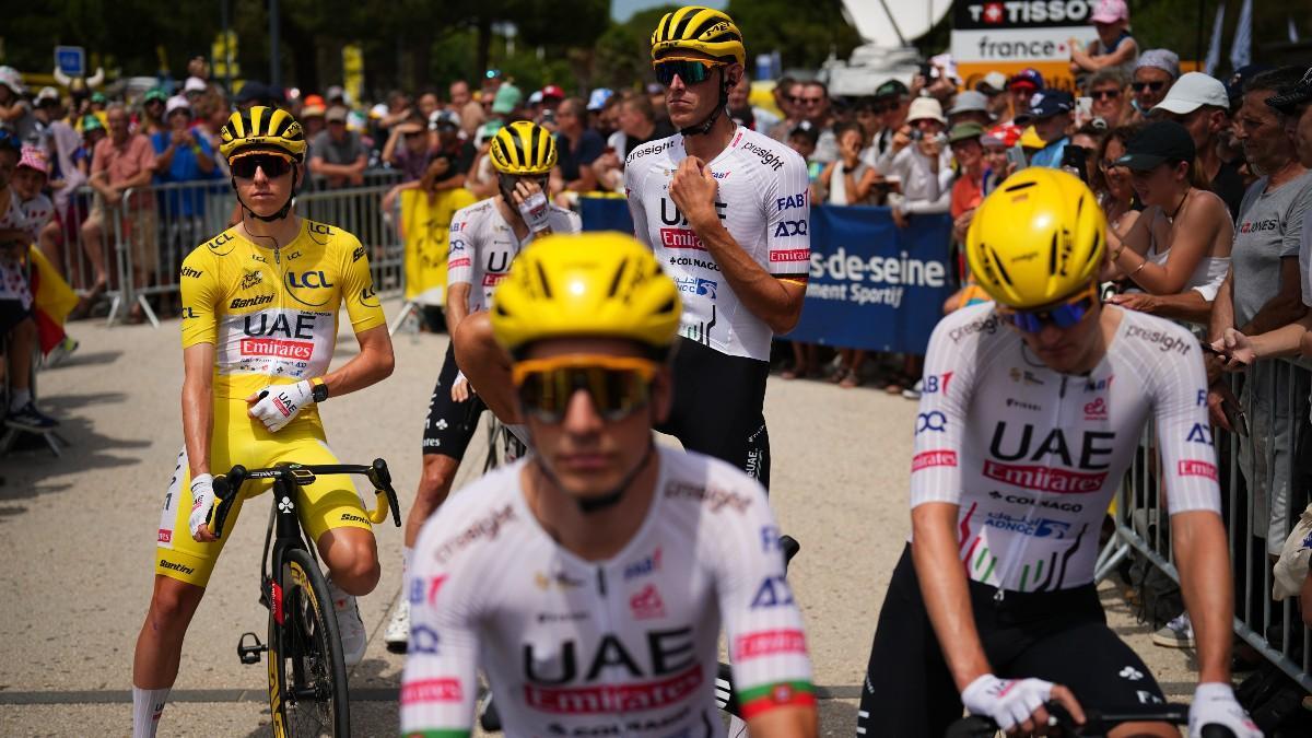 Imagen de Pogacar y su equipo antes de que comience la acción en el Tour de Francia 2024
