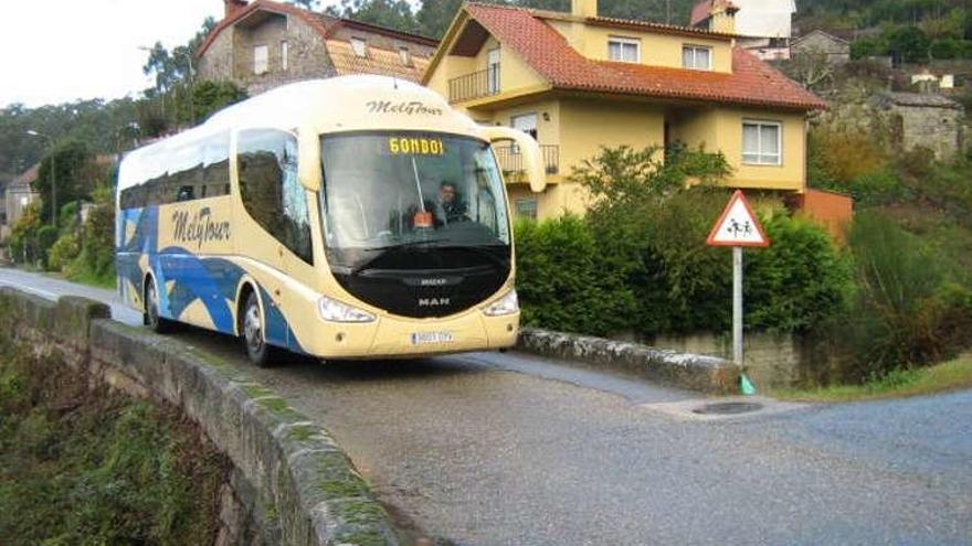 Un bus de Melytour en una parroquia de Gondomar.