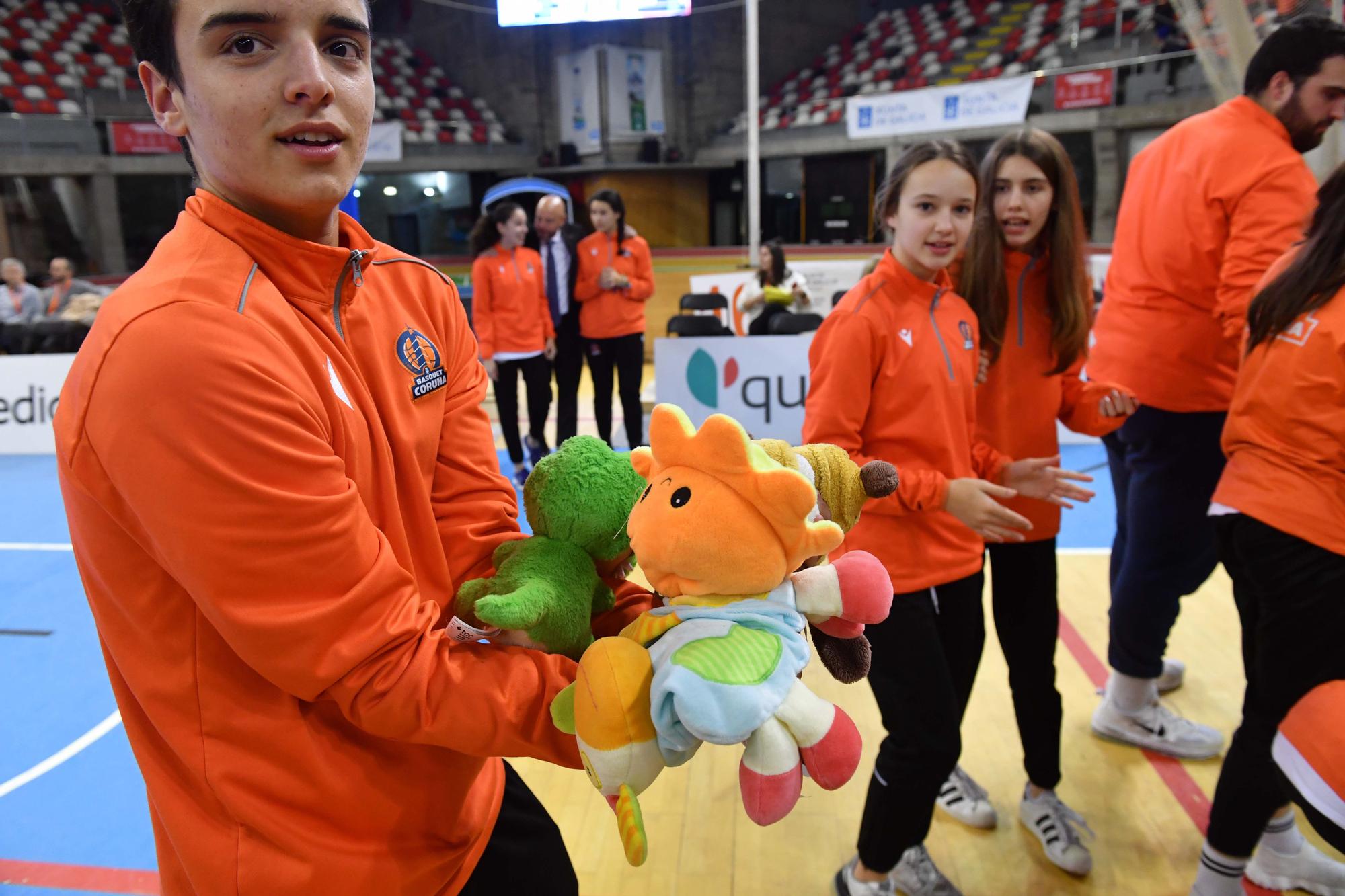 Lluvia de peluches en el partido del Leyma Coruña