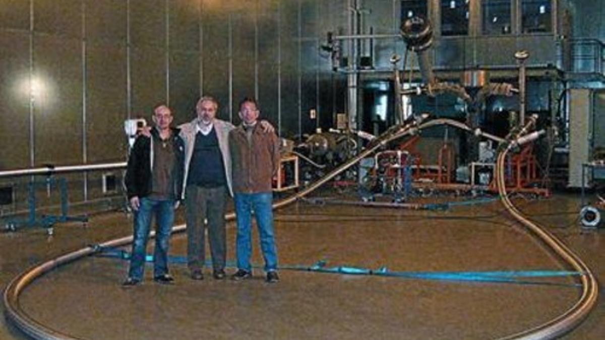 De izquierda a derecha, los investigadores Àlvar Sánchez (UAB), Xavier Granados (Icmab-CSIC) y Du-Xing Chen (UAB), en las instalaciones de la empresa Nexans en Hannóver, donde se realizó el experimento.