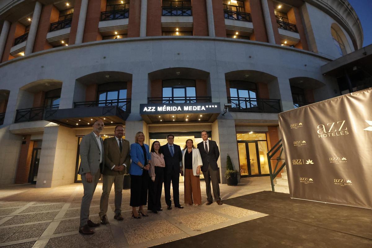 Autoridades y directivos de AZZ Hoteles.