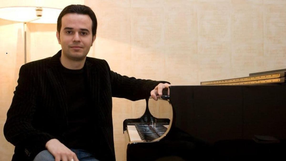 El compositor David Hurtado, junto a un piano.