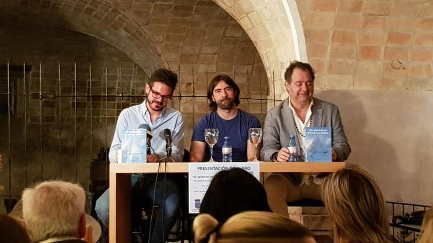 José Antonio durante la presentación de su novela en Bullas