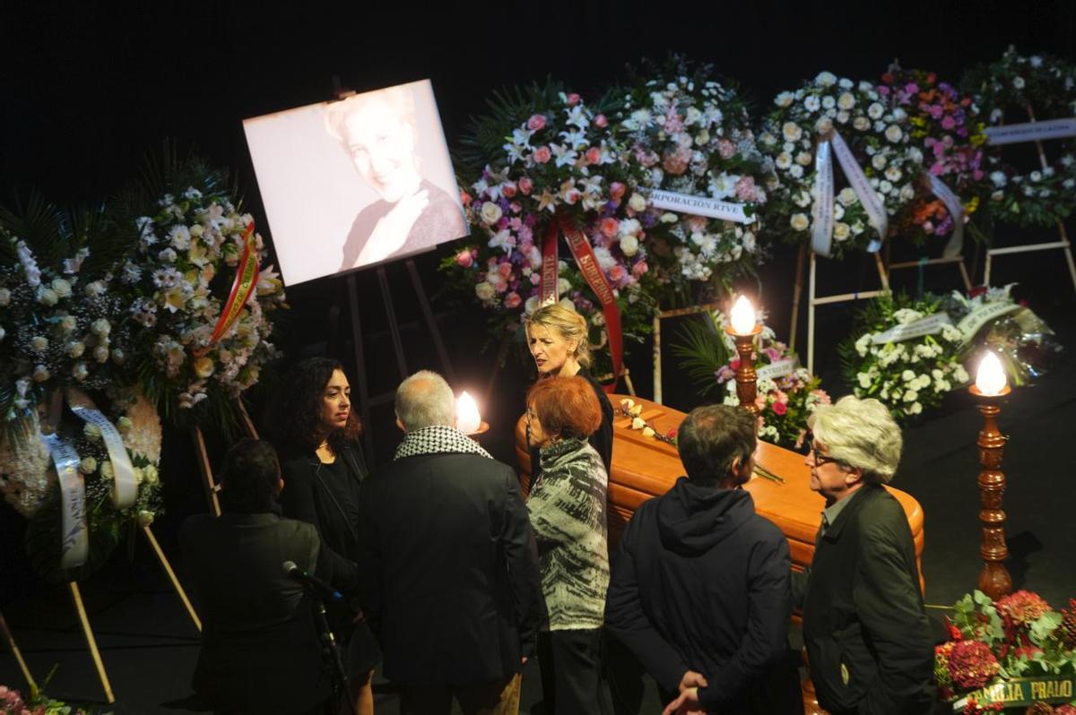Ernest Urtasun y Yolanda Díaz charlan con familiares de Marisa Paredes en la capilla ardiente por la actriz. A la dcha. de la imagen, su marido Chema Prado, y a la izda., su hija María Isasi.