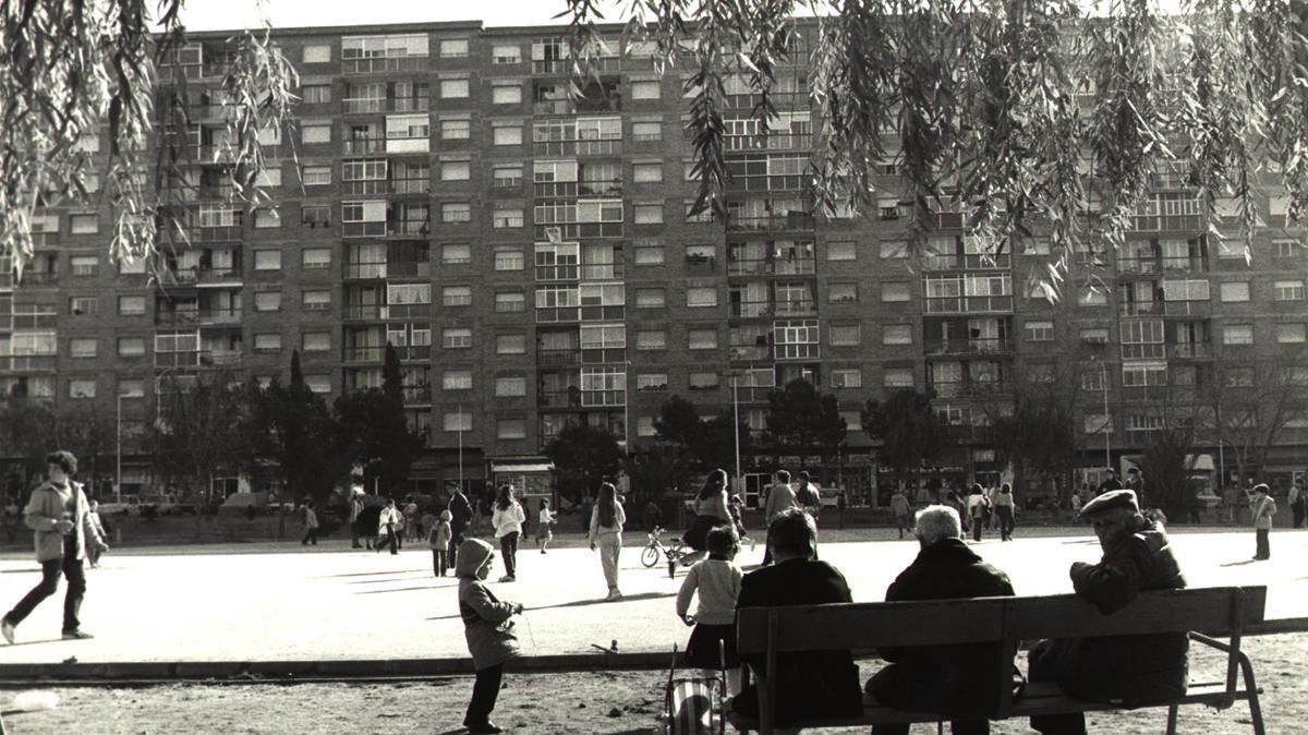 Una imagen de 1984 de la plaza de Catalunya del barrio de San Ildefonso de Ciudad Satélite, en Cornellà.