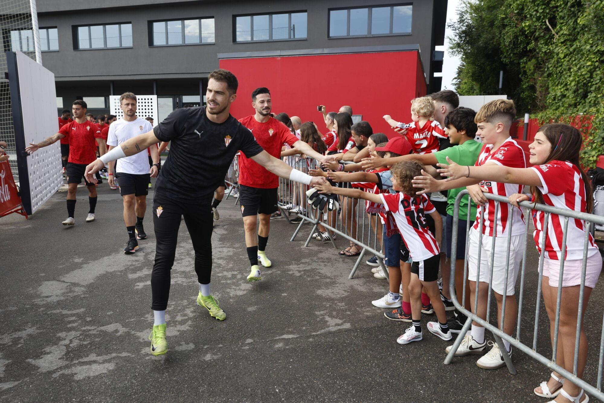 EN IMÁGENES: Segundo entrenamiento del Sporting, con público en Mareo
