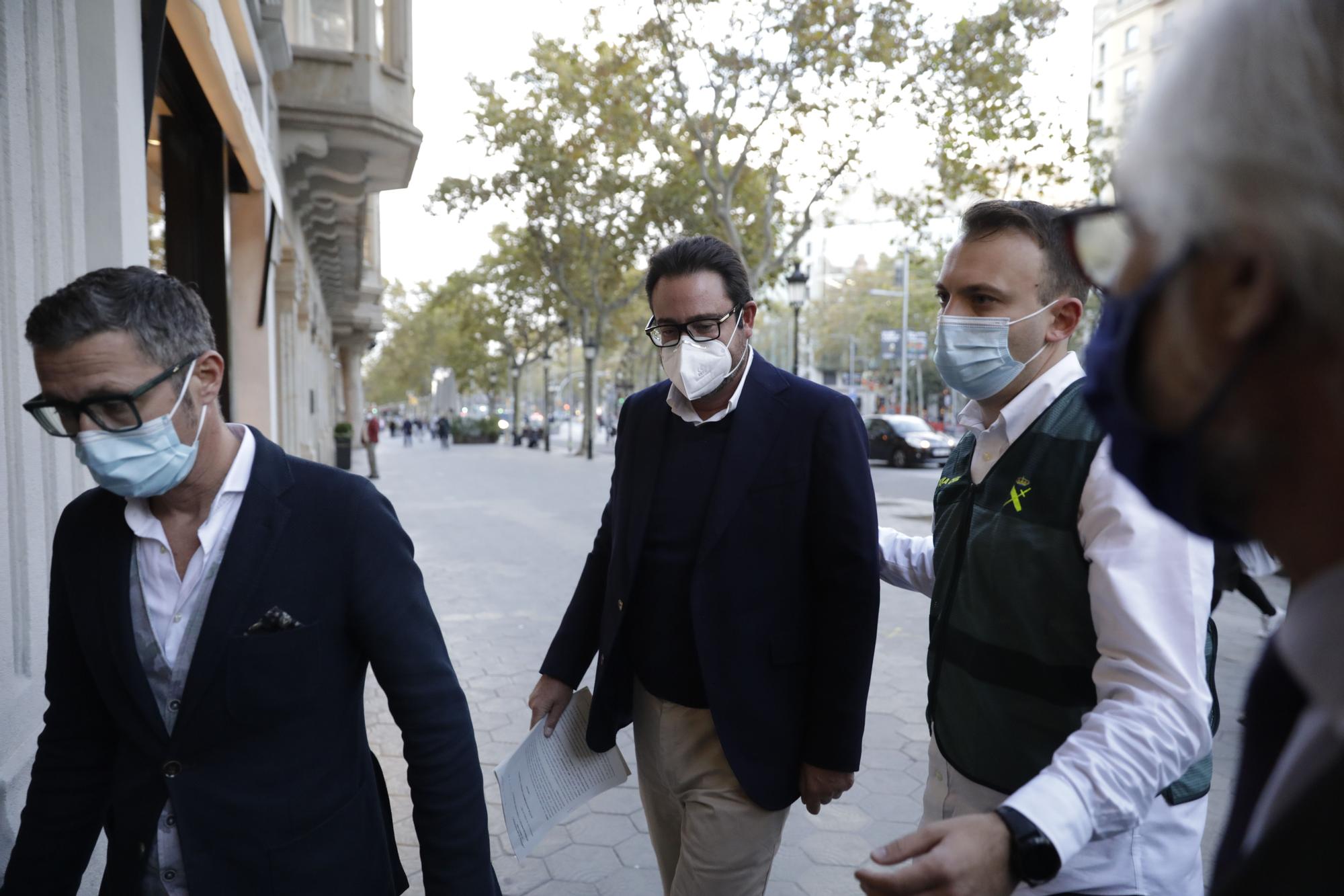 La Guardia Civil lleva a David Madí a su despacho de Aigües de Catalunya para su registro.