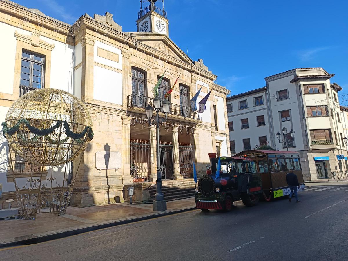 El tren navideño cangués, junto al Ayuntamiento.