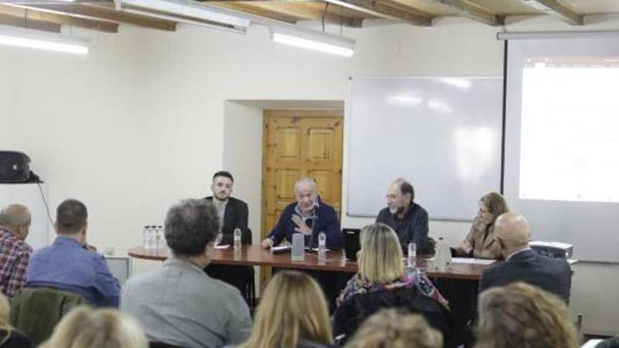 Por la izquierda, Jorge García, Aladino Fernández, Javier Suárez, Pandiello y la moderadora Matilde Uribalarrea, durante la charla. | Fernando Rodríguez