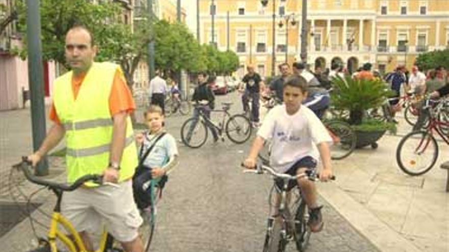 Ciclistas exigen carriles-bici y que se mantenga limpio el río