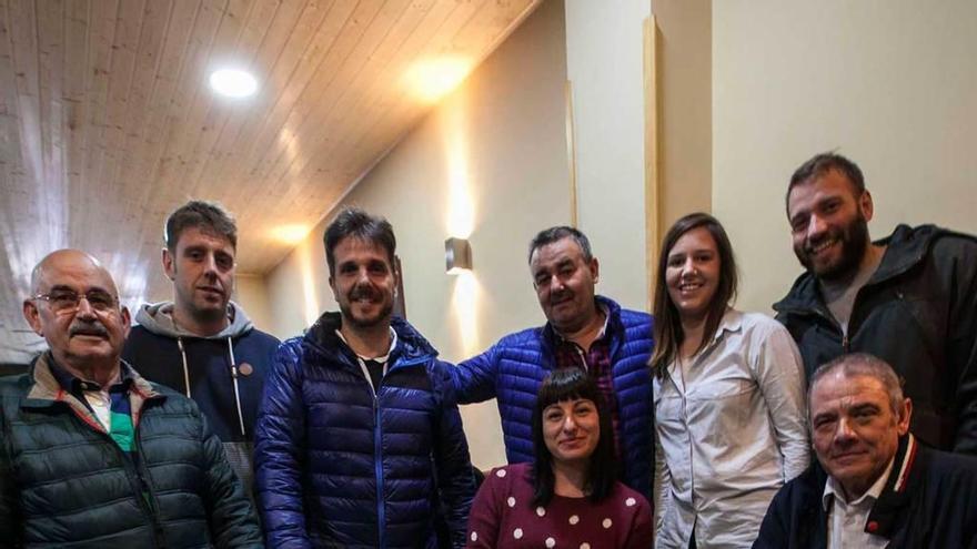 Nino Fernández, Luis Rionda, Nacho Nuevo, Esther Bernardo y Aitor Regodesebes. Sentados, Laura Martín y César Manjón.