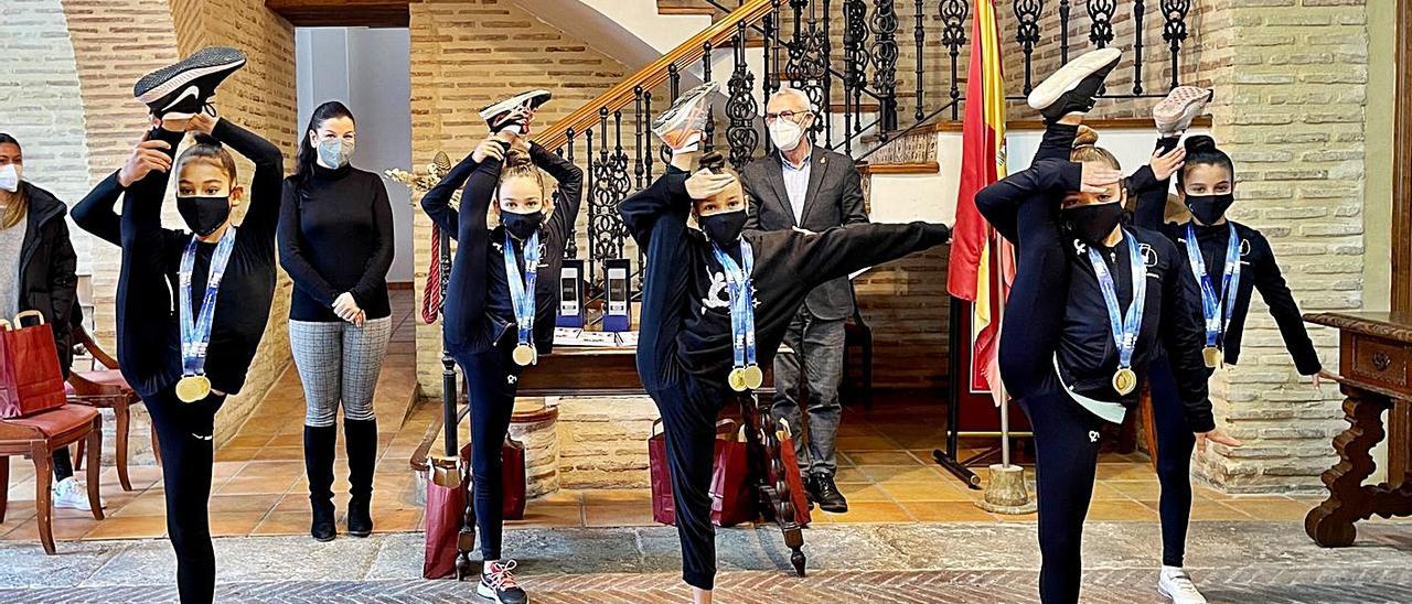 Las chicas posan de manera acrobática durante su recepción en el ayuntamiento. | A.A.