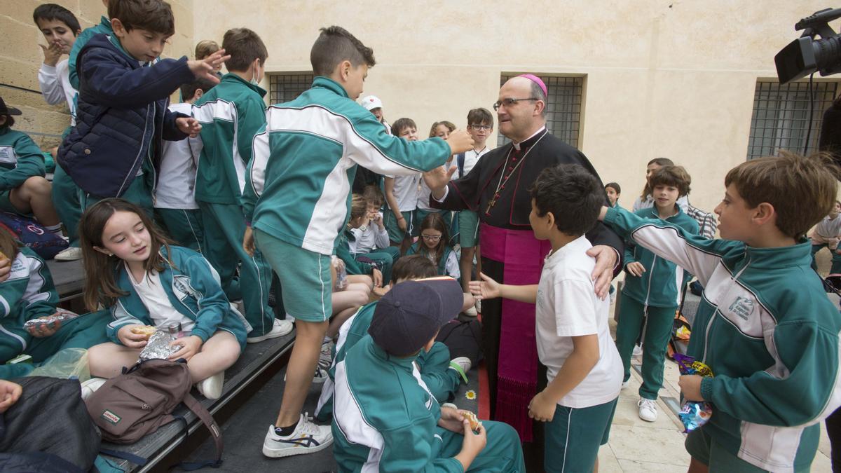 El obispo José Ignacio Munilla recibe a los niños de la Peregrina Escolar de la Santa Faz