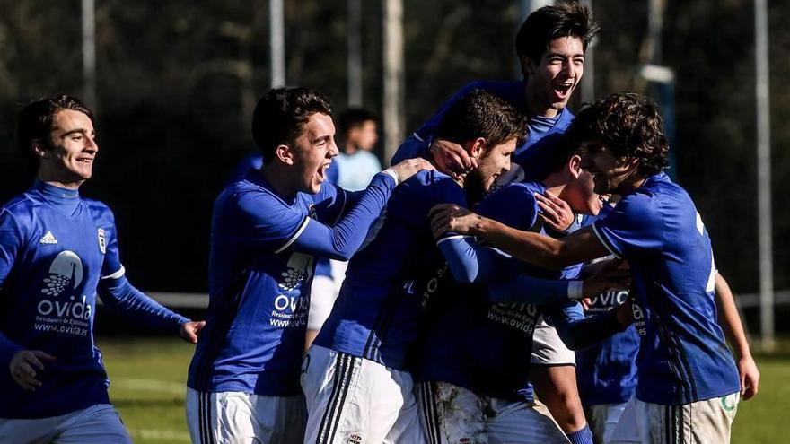 Los jugadores del Oviedo abrazan a Sandoval después de que marcara al Celta, ayer, en El Requexón.