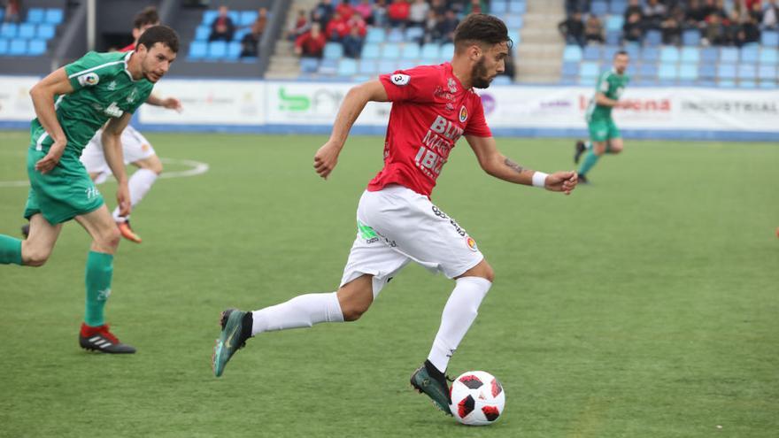 Cristian Terán avanza con el esférico en una acción ofensiva ante el Esporles en Can Misses.