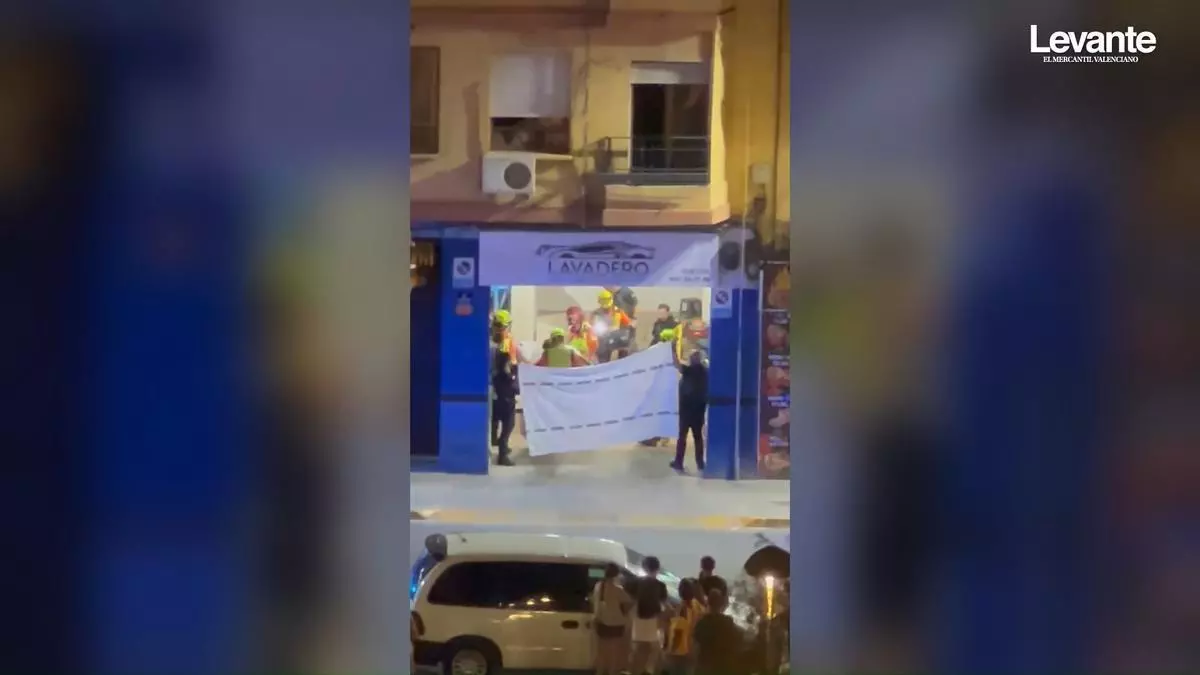 Herida una mujer tras ceder el suelo de su casa y caer a un lavadero en Benetússer
