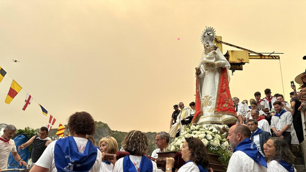 PROCESIÓN DEL ROSARIO Y SALEO DE LUARCA, el año pasado, con el cielo anaranjado, debido al humo de los incendios que asolaron Asturias en esas fechas.