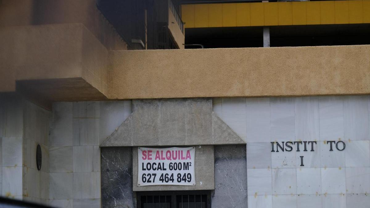 Fachada de vivienda con un cartel de ‘se alquila’ en la capital grancanaria.