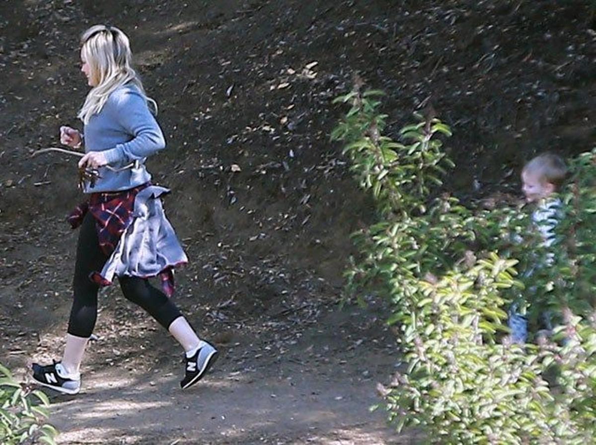 Hilary Duff hace hiking con su hijo Luca