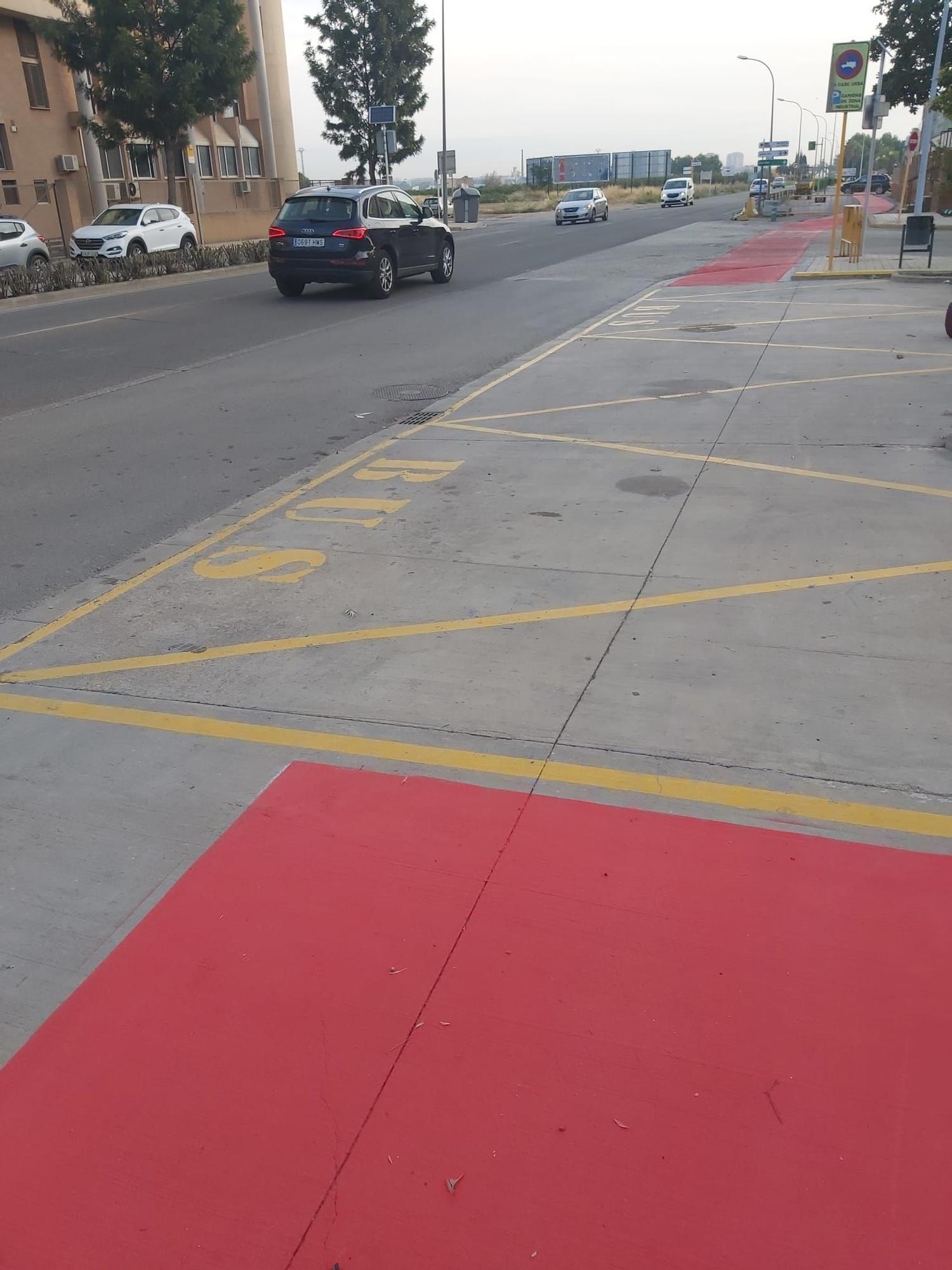 Carril bici que atraviesa una parada de bus.