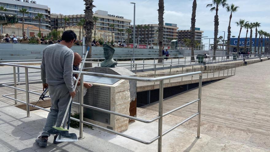 La Comisión Cívica de Alicante cambia la placa en recuerdo al Stanbrook sin autorización del Puerto tras un año de espera
