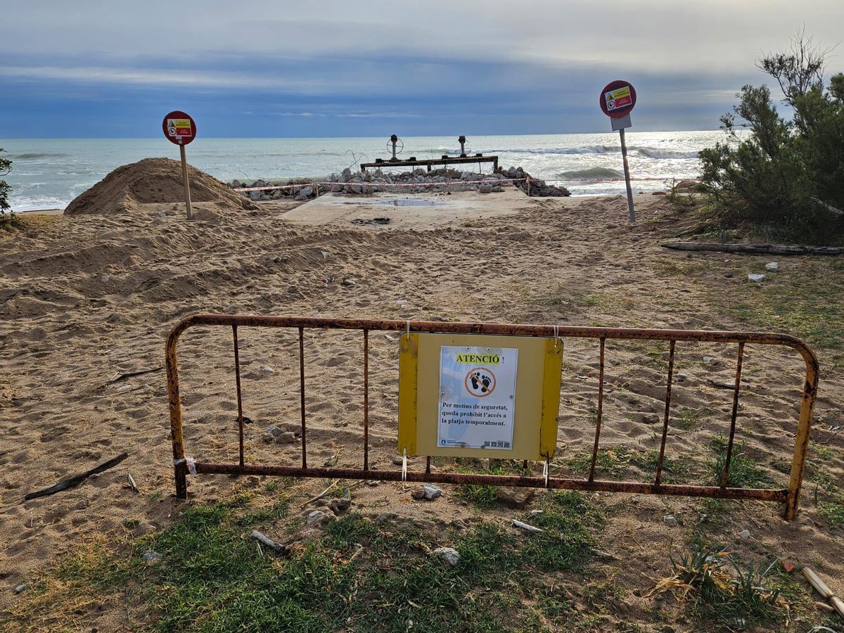 Acceso prohibido a la playa tras retirar la estructura de hormigón.