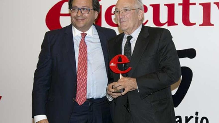 Javier Solano, presidente del Balneario de Mondariz, con el premio.