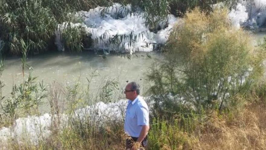 Un posible vertido llena de espuma el río Segura en el área de Murcia