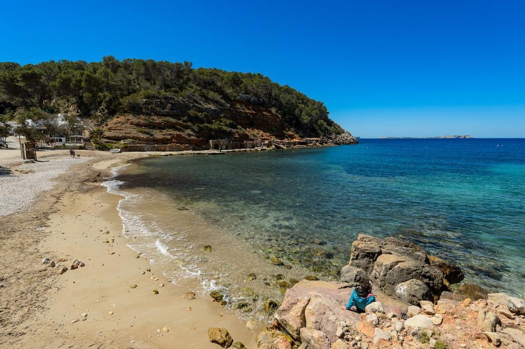 Las Cala Salada y Cala Saladeta atraen a miles de turistas en verano, pero en temporada baja podremos andar tranquilamente por estas bellas playas