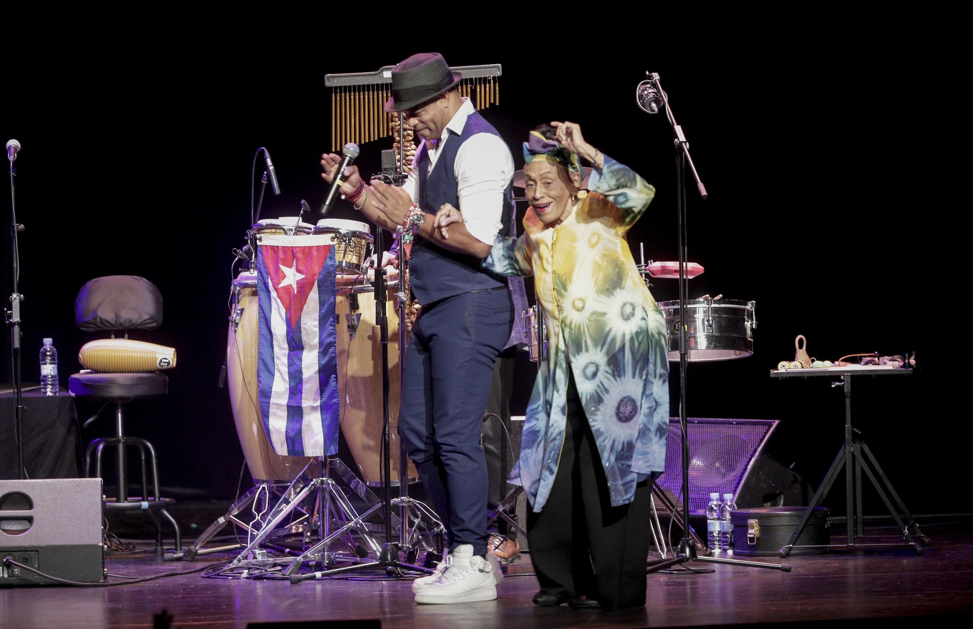 La diva del Buena Vista Social Club llena el Principal de alegría y el arte cubano