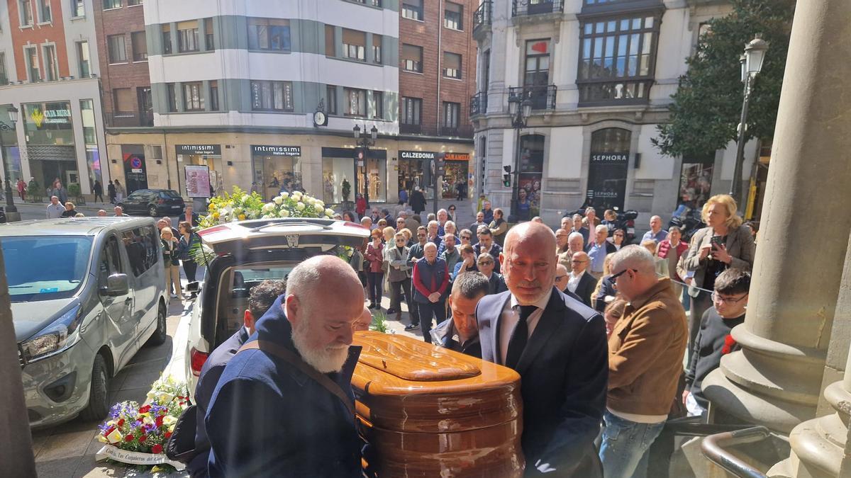 Multitudinario adiós a Bernardo Gutiérrez, leyenda del comercio local de Oviedo, en San Juan el Real.