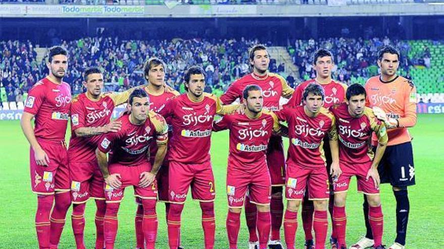 Equipo inicial del Sporting en el Benito Villamarín.