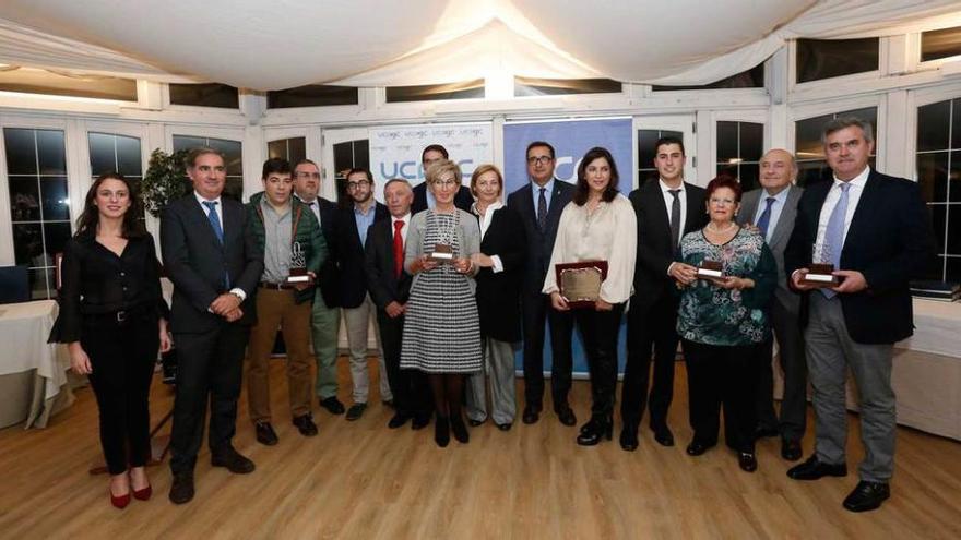 Por la izquierda, Reyes Fernández Hurlé (concejala del PP), Carlos Rodríguez de la Torre (portavoz del PP), Javier Álvarez, Alfonso Araújo (concejal del PP), Manuel Campa (concejal del PSOE), José Manuel García &quot;Roxín&quot; (presidente de la Ucayc), Rosa María Chacón, Mariví Monteserín, Julio González Zapico (director general de Comercio), Rocío Alba, Pablo Cueto junto a su madre; Francisco Menéndez (presidente de la Cámara de Comercio) y Rafael Díaz.