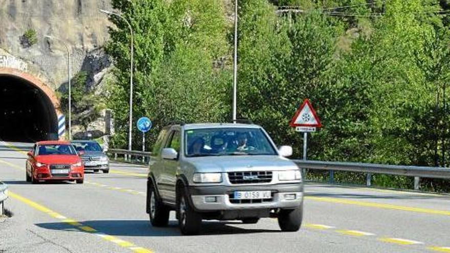 Vehicles circulant per la C-16, a la sortida del túnel de Cercs ahir, en l&#039;inici de les obres de millora