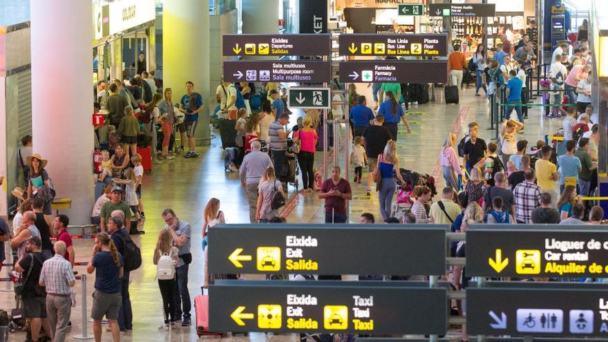 El aeropuerto de Alicante-Elche cierra el año con 843 vuelos y 141.512 pasajeros en cuatro días