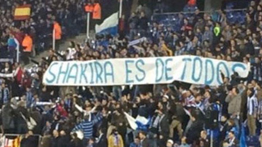 ´Shakira es de todos´ se puede leer en una de las pancartas