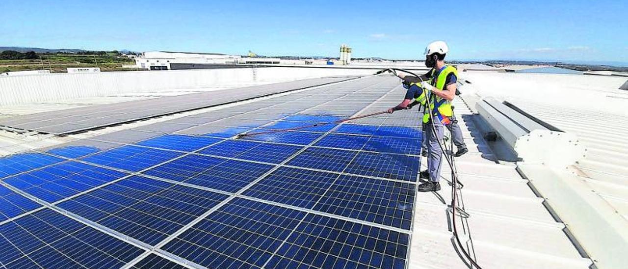 Instalación de paneles por parte de Cubierta  Solar en una empresa de Alicante | ‘activos’