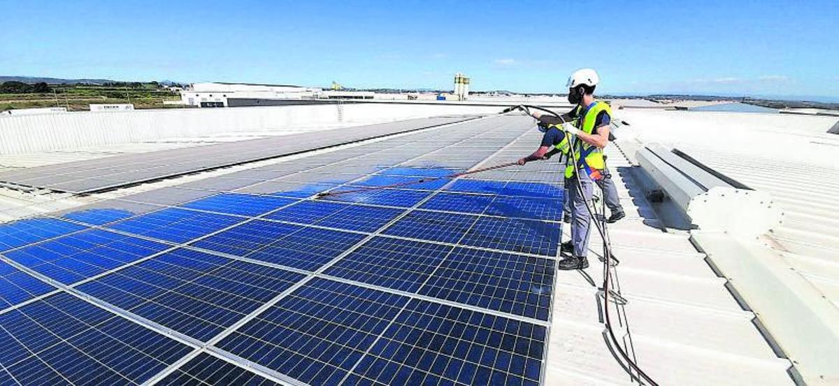 Instalación de paneles por parte de Cubierta  Solar en una empresa de Alicante | ‘activos’