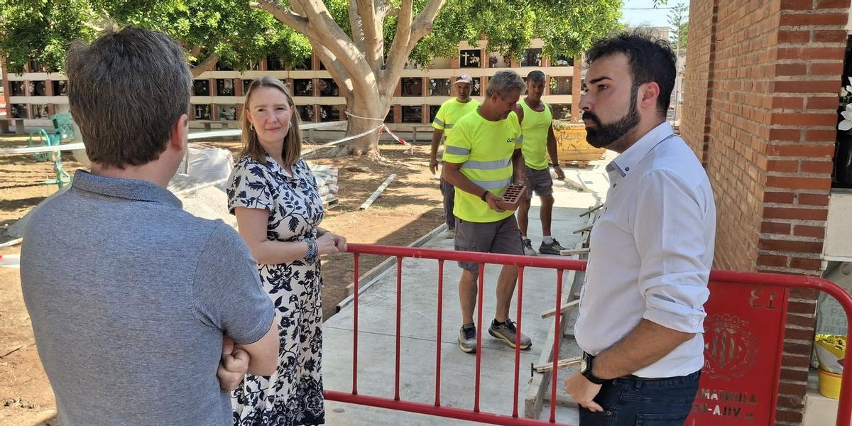Cristian Iserte, juntament amb la vicealcaldessa Maria Fajardo, durant una visita com a coordinador del departament de Serveis Públics a unes obres al cementeri municipal de Vila-real.