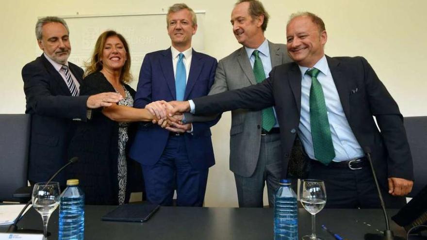 Cores Tourís, Mato, Rueda, Colmenares y Casal, tras la firma en la sede de la Xunta en Pontevedra.// G.S.